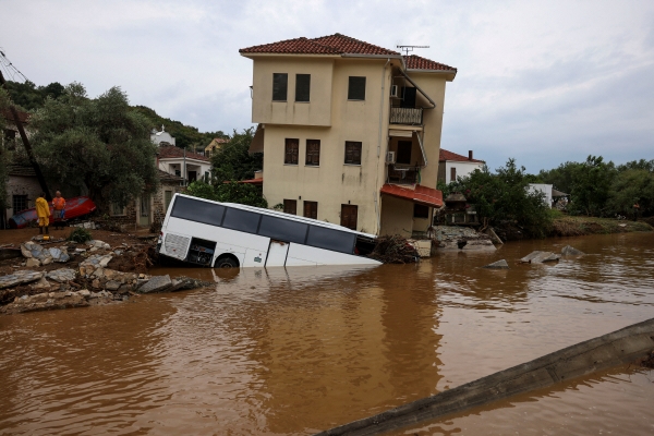 ▲6일(현지시간) 폭풍 다니엘이 그리스 중부를 강타한 가운데 그리스 플라타니아스 마을에서 한 버스가 돌발 홍수로 인해 부분적으로 물에 잠겼다. 플라타니아스(그리스)/로이터연합뉴스
