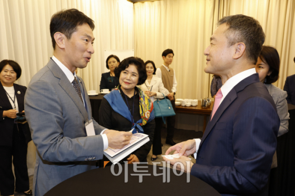 ▲이복현 금융감독원장이 7일 서울 중구 은행회관에서 열린 ‘2023 대한민국 여성금융인 국제 콘퍼런스’에 앞서 카즈야 나가사와 MSCI 아시아태평양 대표와 대화를 하고 있다. 이투데이와 여성금융인네트워크가 주최한 여성금융인 국제콘퍼런스는 여성 금융인의 경제활동 활성화를 위한 내실 있는 국제적 논의의 장이며, 금융업의 현안과 미래에 대해 각 분야의 전문가들과 의견을 나누고 국내 금융산업이 가야할 길을 모색하는 자리다. 조현호 기자 hyunho@