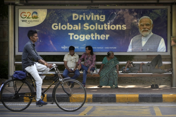 ▲인도 뉴델리에서 4일 주요 20개국(G20) 정상회의 광고판 앞으로 시민들이 보인다. 뉴델리/AP뉴시스
