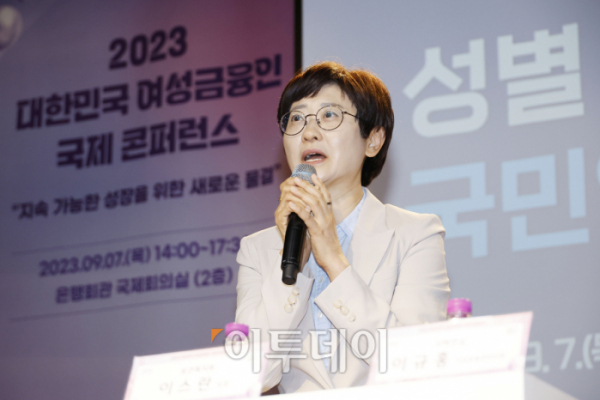 ▲이스란 보건복지부 연금정책 국장이 7일 서울 중구 은행회관에서 열린 ‘2023 대한민국 여성금융인 국제 콘퍼런스’에서 ‘성별 다양성과 국민연금’을 주제로 패널 토론을 하고 있다. 이투데이와 여성금융인네트워크가 주최한 여성금융인 국제콘퍼런스는 여성 금융인의 경제활동 활성화를 위한 내실 있는 국제적 논의의 장이며, 금융업의 현안과 미래에 대해 각 분야의 전문가들과 의견을 나누고 국내 금융산업이 가야할 길을 모색하는 자리다. 조현호 기자 hyunho@