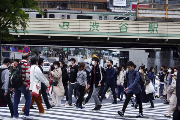 ▲2021년 4월 29일 도쿄 시부야 구역에서 사람들이 건널목을 건너고 있다. 도쿄/AP뉴시스
