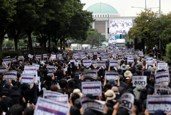 ▲ 4일 오후 서울 영등포구 국회의사당 앞에서 '서이초 사망교사 49재 추모 집회'가 진행되고 있다. (뉴시스)