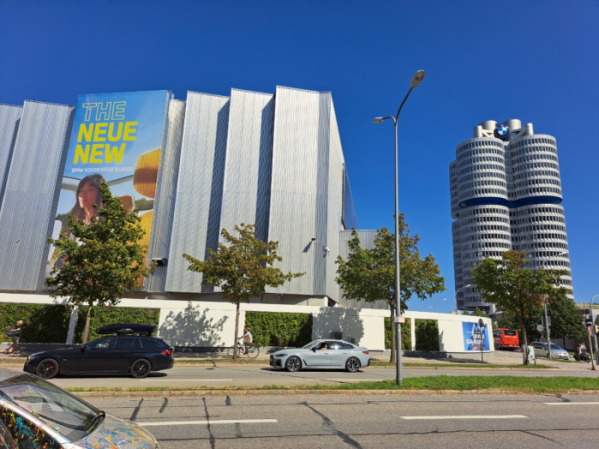 ▲BMW 뮌헨 공장(왼편)과 4실린더를 형상화한 BMW 본사. (이민재 기자 2mj@)