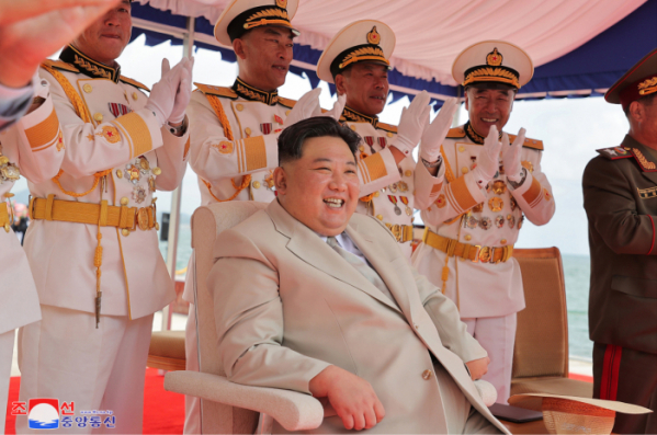 ▲수중에서 핵 공격이 가능한 전술핵공격잠수함을 건조한 모습을 보고 있는 김정은 북한 국무위원장의 모습.  (연합뉴스)