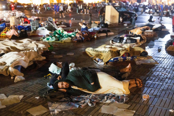 ▲모로코에서 발생한 강진으로 인해 대피를 한 시민들이 길거리에서 잠을 청하고 있다.  (연합뉴스)