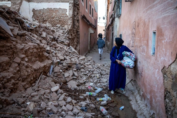 ▲모로코 마라케시에서 9일(현지시간) 한 주민이 무너진 건물 잔해를 보고 있다. 마라케시(모로코)/AFP연합뉴스
