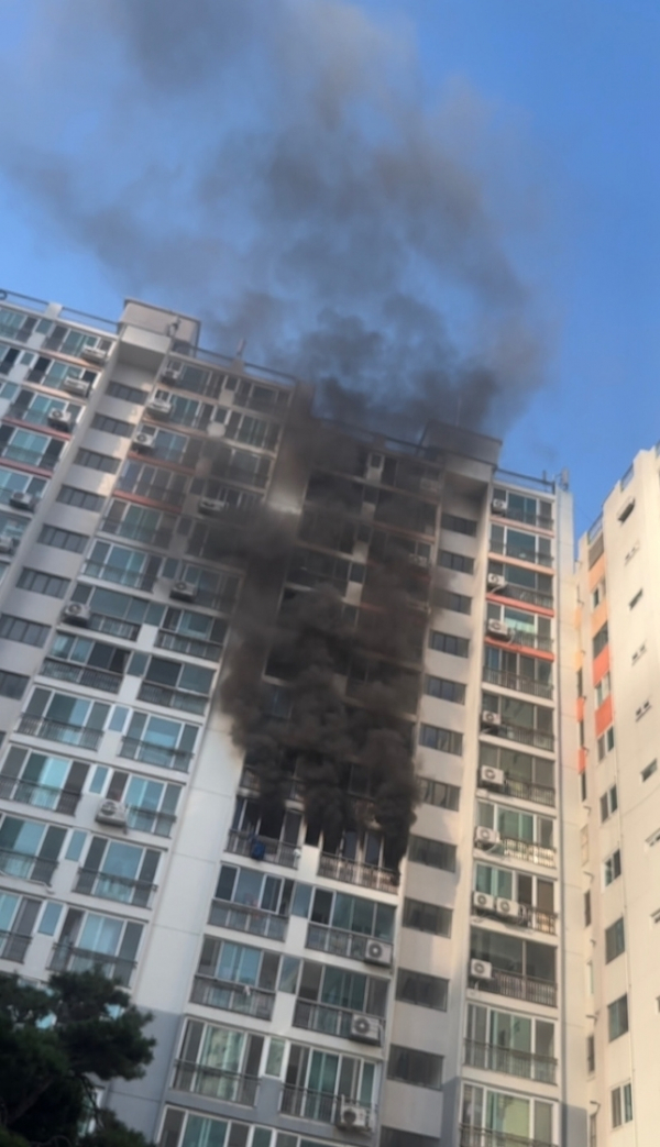 ▲9일 오후 4시 18분쯤 부산 부산진구의 한 아파트 7층에서 화재가 발생했다. 독자 제공.  (연합뉴스)