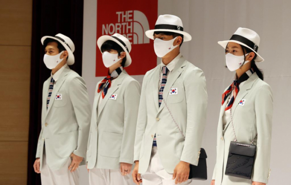 ▲코오롱FnC가 전개하는 '캠브리지 멤버스'가 제작한 '2020 도쿄올림픽' 계·폐회식 단복을 입은 모델들 (사진=연합뉴스)