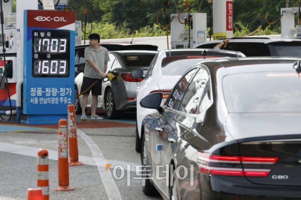 ▲국제유가가 고공행진하는 가운데 국내 휘발유·경유 판매 가격이 9주 연속 상승세를 보이고 있다. 10일 서울 만남의광장 주유소가 주유를 하려는 차량들로 붐비고 있다. 한국석유공사 유가정보서비스 오피넷에 따르면 9월 첫째 주 전국 주유소 휘발유 평균 판매 가격은 전주 대비 5.0원 상승한 1750원을 기록했다. 서울의 휘발유 평균 가격은 전주보다 7.8원 오른 1831.8원을 나타냈다. 조현호 기자 hyunho@
