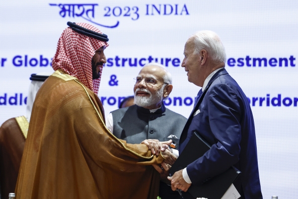 ▲9일(현지시간) 인도 뉴델리에서 열린 주요 20개국(G20) 정상회의에서 나렌드라 모디(가운데) 인도 총리 앞에서 조 바이든(오른쪽) 미국 대통령과 무함마드 빈 살만(왼쪽) 사우디아라비아 왕세자가 악수‘하고 있다. 뉴델리/AP뉴시스
