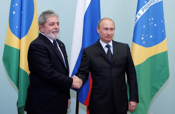 ▲루이스 이나시우 룰라 다시우바(왼쪽) 브라질 대통령과 블라디미르 푸틴 러시아 대통령이 2010년 5월 14일 악수하고 있다. 모스크바/로이터연합뉴스

