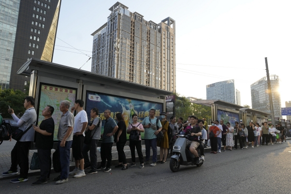 ▲중국 베이징의 한 버스정류장에서 시민들이 길게 줄을 서 있다. 베이징/AP연합뉴스
