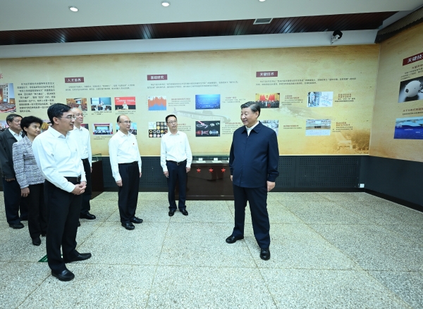 ▲시진핑(오른쪽) 중국 국가주석이 8일 하얼빈공정대학 기념관에서 관계자들과 대화하고 있다. 하얼빈(중국)/신화연합뉴스
