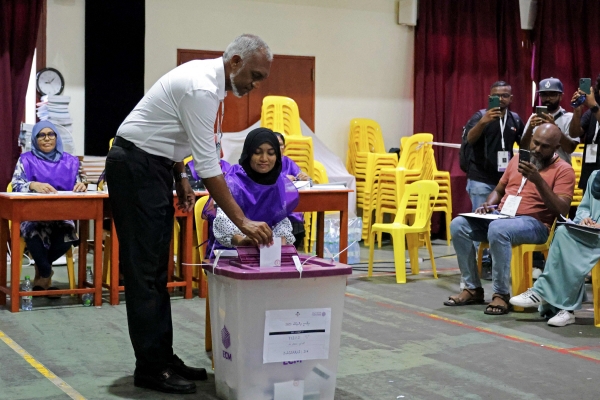 ▲몰디브 수도 말레 시장이자 국민의회(PNC) 후보인 모하메드 무이주가 9일(현지시간) 말레의 한 투표소에서 투표를 하고 있다. 말레/AFP연합뉴스
