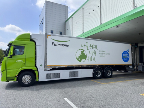 ▲풀무원이 ESG(환경·사회·지배구조) 경영 실천을 위해 식품업계 최초로 물류 현장에 11톤(t) 대형 수소 전기트럭을 도입했다. (사진제공=풀무원)