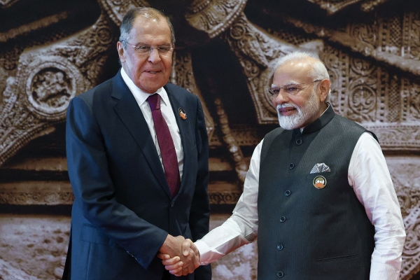 ▲세르게이 라브로프(왼쪽) 러시아 외무장관과 나렌드라 모디 인도 총리가 9일(현지시간) 인사하고 있다. 뉴델리/AFP연합뉴스
