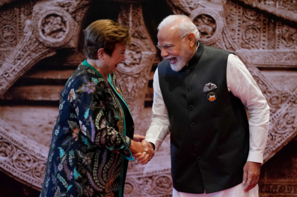▲크리스탈리나 게오르기에바(왼쪽) 국제통화기금(IMF) 총재가 9일(현지시간) 인도 뉴델리에서 열린 주요20개국(G20) 정상회의에서 나렌드라 모디 인도 총리와 악수하고 있다. 뉴델리/AFP연합뉴스