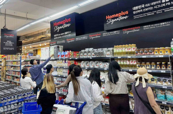 ▲몽골 소비자들이 서클그룹이 운영하는 '오르길' 매장에서 홈플러스 PB 상품을 쇼핑하고 있다. (사진=홈플러스)