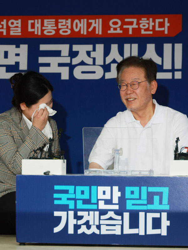 ▲<YONHAP PHOTO-4232> 이야기 나누는 이재명-박지현    (서울=연합뉴스) 한종찬 기자 = 더불어민주당 이재명 대표가 11일 국회 본청 앞 단식농성 천막에서 박지현 전 더불어민주당 공동비대위원장과 이야기를 나누고 있다. 2023.9.11    saba@yna.co.kr/2023-09-11 18:28:46/<저작권자 ⓒ 1980-2023 ㈜연합뉴스. 무단 전재 재배포 금지.>