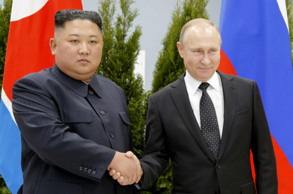 ▲김정은(왼쪽) 북한 국무위원장이 2019년 4월 25일 러시아 블라디보스토크에서 블라디미르 푸틴 러시아 대통령을 만나 악수하는 모습.  (AP/뉴시스)