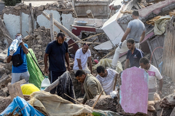 ▲10일(현지시간) 모로코 중부 아미즈미즈 인근 이미은탈라 마을에서 주민들이 강진으로 무너진 건물의 잔해에서 구조작업을 하고 있다. 이미은탈라(모로코)/AFP연합뉴스
