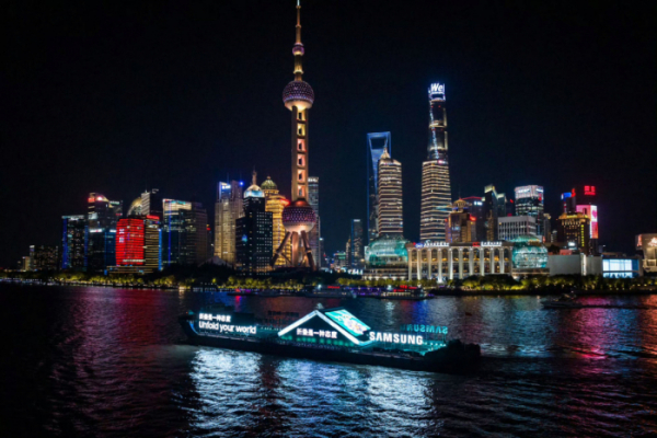 ▲삼성전자가 지난 8일 중국 상하이에서 LED로 제작된 약 70m 길이의 '갤럭시 Z 플립5' 조형물 선박을 제작하고 선상 마케팅을 진행했다. (사진제공=삼성전자)