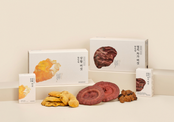 ▲KGC인삼공사가 프리미엄 버섯 제품인 ‘상황버섯 달임액’과 ‘영지차가버섯 달임액’ 2종을 출시했다. (사진제공=KGC인삼공사)