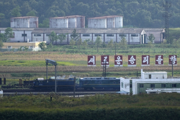 ▲11일 김정은 북한 국무위원장이 탑승한 것으로 보이는 열차가 북한과 러시아의 국경을 지나고 있다. 팡촨(중국)/AP연합뉴스
