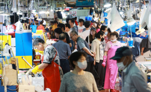 ▲10일 서울 강서 수산시장에서 열린 '수산대축제'에서 시민들이 수산물을 구입하고 있다. (연합뉴스)