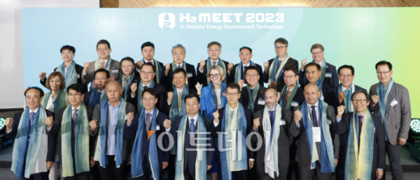 ▲강경성 산업통상자원부 제2차관, 강남훈 H2 MEET 조직위원장 등 내빈들이 13일 경기 고양시 일산서구 킨텍스에서 열린 수소산업전시회 H2 MEET 2023 개막식에서 기념촬영을 하고 있다. 이날부터 15일까지 열리는 이번 전시에는 역대 최대 참가 규모인 18개국, 303개 기업·기관이 참여해 수소생산, 저장·운송, 활용 등 수소 산업 각 분야를 대표하는 우수 제품과 기술을 소개한다. 조현호 기자 hyunho@