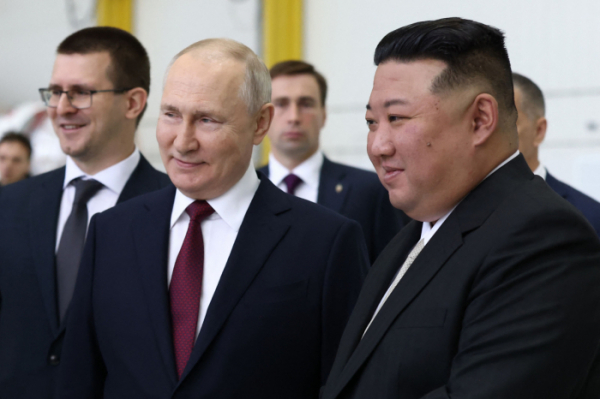 ▲블라디미르 푸틴(가운데) 러시아 대통령이 작년 9월 아무르주 스보보드니에 있는 보스토치니 우주기지에서 김정은(오른쪽) 북한 국무위원장을 만나고 있다. 스보보드니(러시아)/AFP연합뉴스
