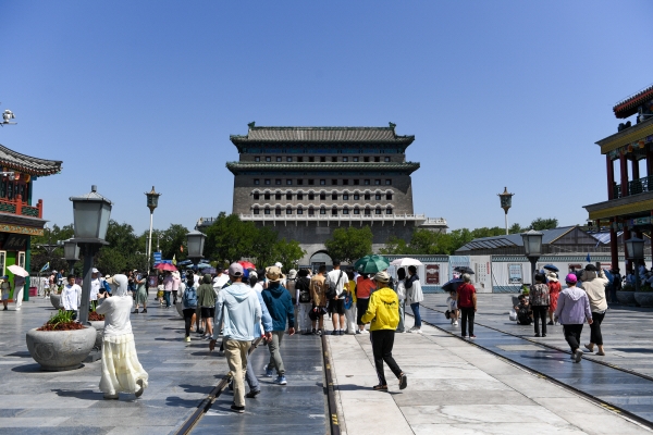 ▲2023년 7월 6일 중국 베이징의 톈안먼 거리를 사람들이 걷고 있다. 베이징/신화뉴시스
