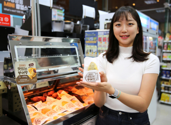 ▲모델이 GS25가 15일부터 판매하는 '꼬리까지 맛있는 붕어빵'을 소개하고 있다. (사진제공=GS25)