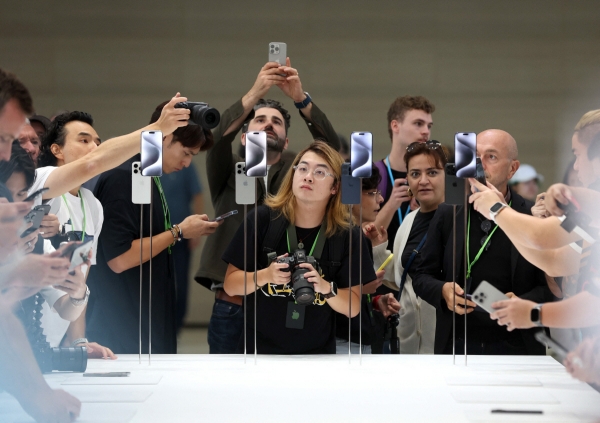 ▲미국 캘리포니아주 쿠퍼티노의 애플파크에서 12일(현지시간) 열린 신제품 공개 행사에서 참관객들이 새 아이폰15를 들여다 보고 있다. 쿠퍼티노(미국)/AFP연합뉴스
