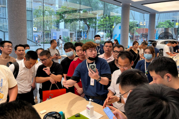 ▲화웨이 직원이 중국 광둥성 선전의 매장에서 신형 5G 스마트폰 ‘메이트 60 프로’를 소개하고 있다. 로이터연합뉴스