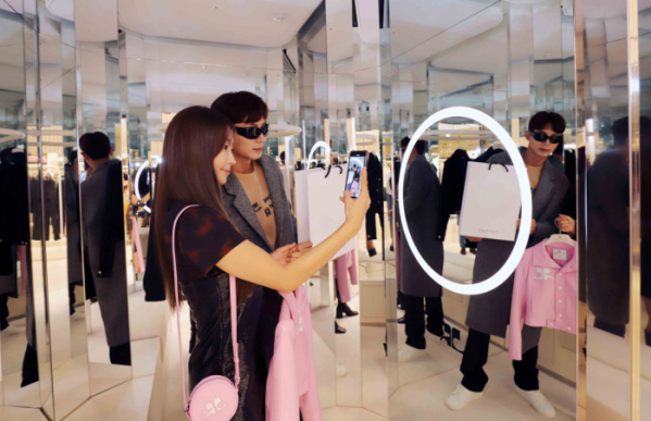 ▲고객들이 신세계 강남점 3층에 열린 프랑스 럭셔리 패션 브랜드 '꾸레쥬' 매장에서 사진을 찍고 있다. (사진제공=신세계백화점)