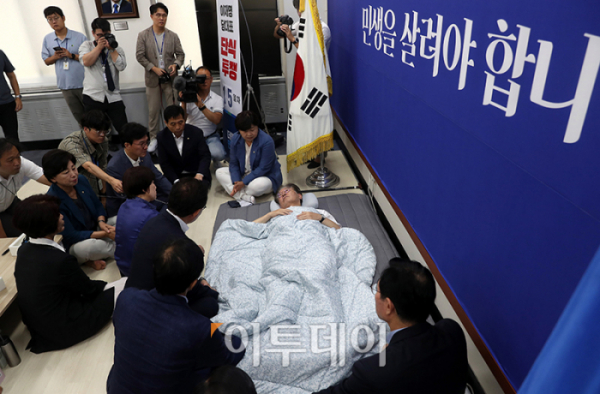 ▲15일째 단식투쟁을 이어가고 있는 이재명 더불어민주당 대표가 14일 서울 여의도 국회 당대표실에서 당 의원들로 부터 단식 중단을 요구 받고 있다. 고이란 기자 photoeran@