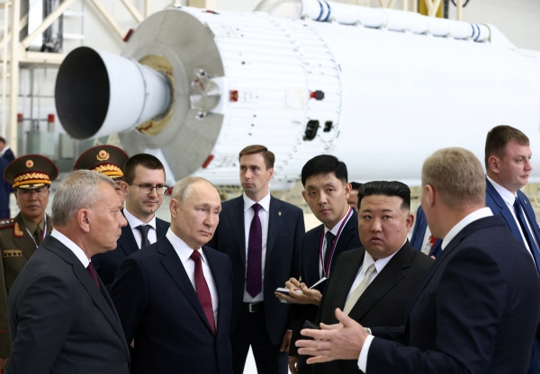 ▲김정은 북한 국무위원장(가운데 오른쪽)과 블라디미르 푸틴 러시아 대통령(가운데 왼쪽)이 지난달 13일 러시아 아무르주 보스토치니 우주기지를 둘러보고 있다. 아무르(러시아)/로이터연합뉴스