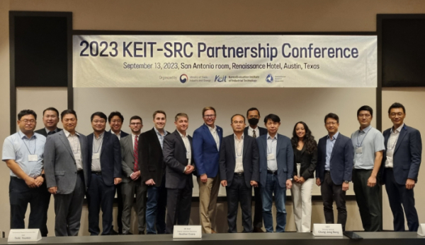 ▲한국산업기술평가관리원(KEIT)은 13일 미국 텍사스 오스틴 르네상스 호텔에서 미국 SRC(Semiconductor Research Corporation)와 함께 한·미 반도체 연구개발(R&D) 기술협력을 위한 제2회 파트너쉽 컨퍼런스(Partnership Conference)를 열었다. 사진은 양 기관 컨퍼런스 참석자들이 기념 촬영을 하고 있는 모습. (사진제공=한국산업기술평가관리원)