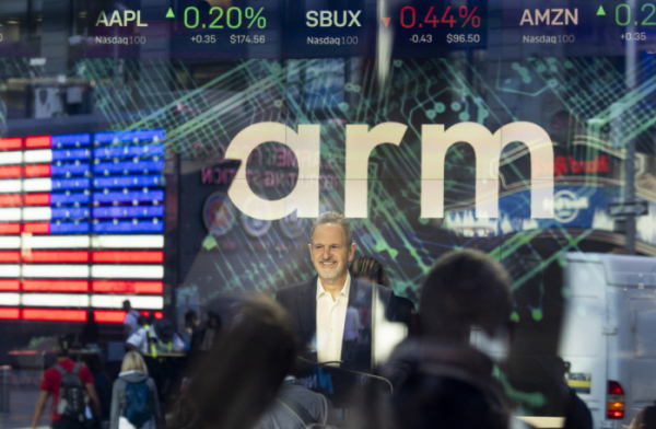 ▲르네 하스 ARM 최고경영자(CEO)가 14일(현지시간) 미국 뉴욕에서 ARM홀딩스 기업공개(IPO) 행사에서 환하게 웃고 있다. 뉴욕/EPA연합뉴스
