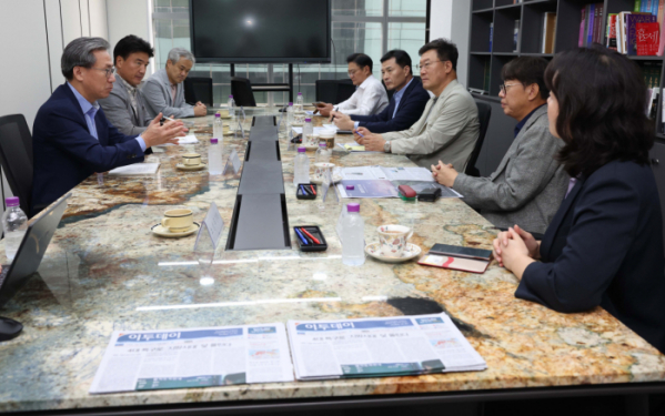 ▲15일 서울 강남구 이투데이 편집국 회의실에서 열린 이투데이 2023년 3분기 독자위원회 정례회의에서 김덕헌 이투데이 대표이사가 발언하고 있다. 신태현 기자 holjjak@