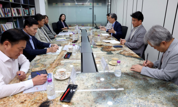 ▲본지 독자위원회는 15일 서울 논현동 이투데이 편집국 회의실에서 2023년 3분기 정례회의를 열었다. 이날 회의에서는 뉴스 소비 패턴 변화에 맞춘 매체 전략을 세워야 한다는 의견이 제시됐다. 신태현 기자 holjjak@