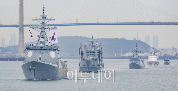 ▲15일 인천항 수로에서 열린 제73주년 인천상륙작전 전승기념 행사에서 이지스 구축함과 해경항 등 헤군 함정들이 해상 사열을 하고 있다. 조현호 기자 hyunho@