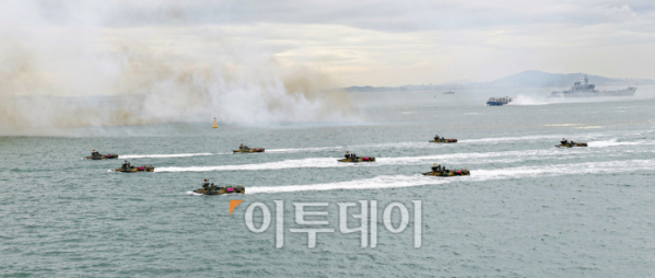 ▲15일 인천항 수로에서 열린 제73주년 인천상륙작전 전승기념 행사에서 해군과 해병대가 인천상륙작전을 재연하고 있다. 조현호 기자 hyunho@