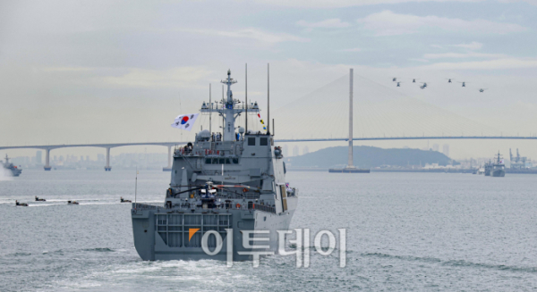 ▲15일 인천항 수로에서 열린 제73주년 인천상륙작전 전승기념 행사에서 해군과 해병대가 인천상륙작전을 재연하고 있다. 조현호 기자 hyunho@