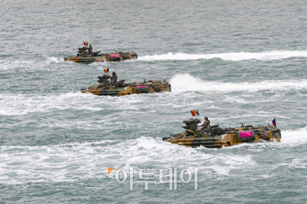 ▲15일 인천항 수로에서 열린 제73주년 인천상륙작전 전승기념 행사에서 해군과 해병대가 인천상륙작전을 재연하고 있다. 조현호 기자 hyunho@