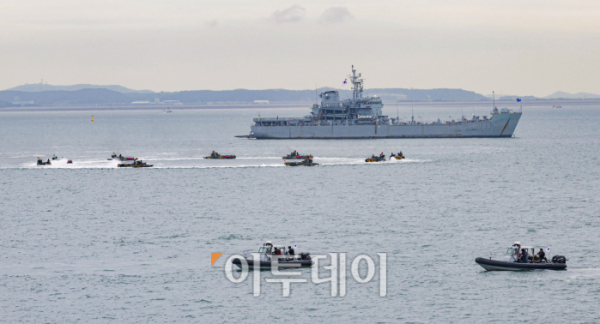 ▲15일 인천항 수로에서 열린 제73주년 인천상륙작전 전승기념 행사에서 해군과 해병대가 인천상륙작전을 재연하고 있다. 조현호 기자 hyunho@