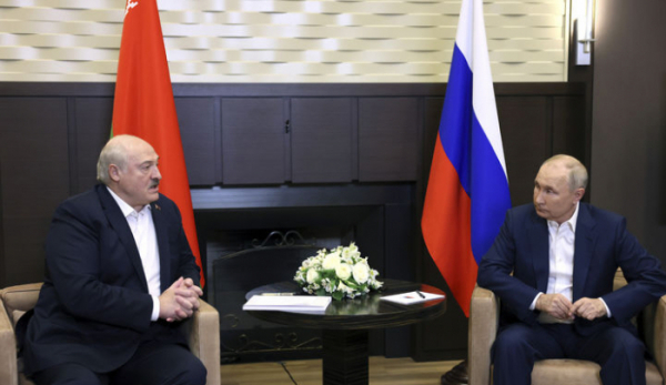 ▲블라디미르 푸틴 러시아 대통령(오른쪽)과 알렉산드르 루카셴코 벨라루스 대통령이 15일(현지시간) 러시아 소치에서 회담하고 있다. ((AP뉴시스))