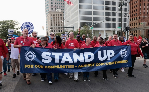▲전미자동차노조(UAW) 소속 근로자들이 15일(현지시간) 미국 미시간주 디트로이트에서 파업 중 시가지 행진을 하고 있다. 디트로이트(미국)/로이터연합뉴스 
