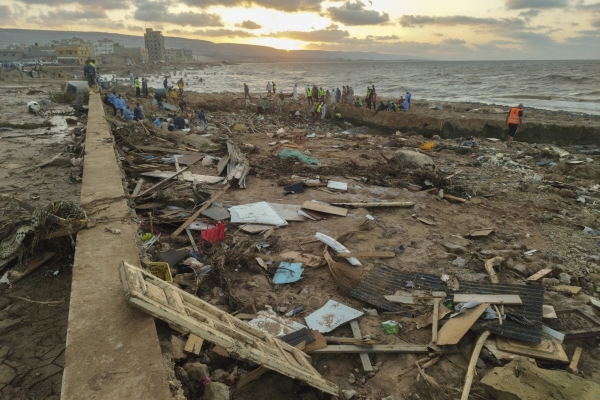 ▲리비아 동부 데르나시 해안에서 15일(현지시간) 구조대원과 홍수 피해자 가족들이 시신을 찾기 위해 작업하고 있다. 데르나(리비아)/AP연합뉴스 
